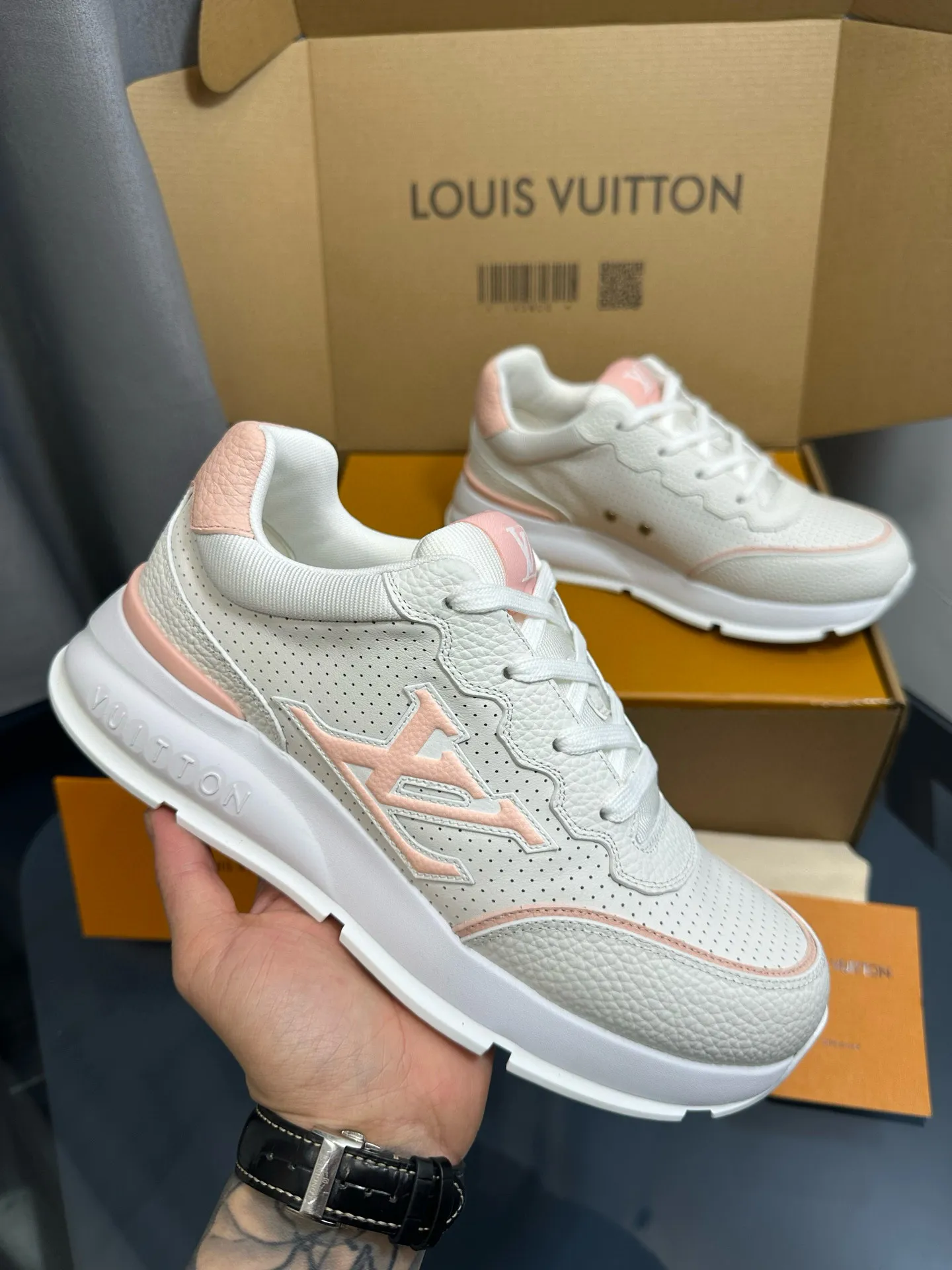 Factory price: 700💰🌈LV | Louis Vuitton 2025𝐬𝐬 🧡💚2025 spring and summer new style top version‼ ️The original version is the same. The counter focuses on the latest casual shoes and new hard goods🆕 ❥Purchasing agent level! Full of high-end feel! A popular model among bloggers at home and abroad, it’s retro and fashionable, and looks stunning on your feet! Wear a lot of happiness! The official website's main recommendation★ ━━━━━ ЅᏇєєt ━━━━━ ▪️Upper: Original custom-made imported calfskin fabric ▪️Inner: breathable gauze imported from Italy ▪️Outsole: rubber foam ➕t men's men's shoes 💰u high-end outsole ▪️Color: nine colors available ▪️Shoe size: 35-44, (45, 46 customized)